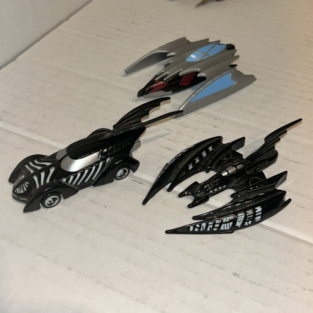1999 Hasbro DC Comics. Batman Batwing Batjet & Batmobile Diecast Vehicles A4